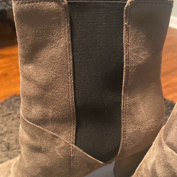 NWOT GUESS WOMEN’S DARK GRAY SUEDE POINTED TOE ANKLE FASHION BOOTS - Picture 6 of 12